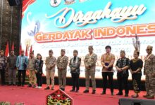 Ketua Umum DPN GERDAYAK INDONESIA, Yansen A Binti, foto bersama Gubernur Kalteng, H. Agustiar Sabran serta Pangdam XXII/TB dan Kapolda Kalteng pada Perayaan HUT ke-16 Gerdayak Indonesia