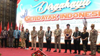 Ketua Umum DPN GERDAYAK INDONESIA, Yansen A Binti, foto bersama Gubernur Kalteng, H. Agustiar Sabran serta Pangdam XXII/TB dan Kapolda Kalteng pada Perayaan HUT ke-16 Gerdayak Indonesia