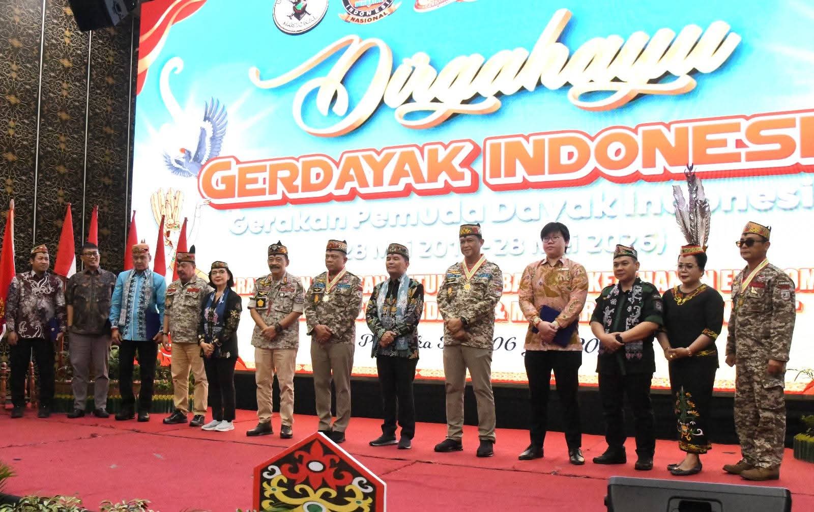 Ketua Umum DPN GERDAYAK INDONESIA, Yansen A Binti, foto bersama Gubernur Kalteng, H. Agustiar Sabran serta Pangdam XXII/TB dan Kapolda Kalteng pada Perayaan HUT ke-16 Gerdayak Indonesia