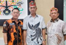 Ketua MPC PP Palangka Raya, Bush Valentino saat melayat ke kediaman Pembina MPC Pemuda Pancasila Kota Palangka Raya, Ir. Timerasi Labat menyampaikan dukacita yang mendalam atas wafatnya ibunda tercinta Ir. Timerasi Labat, Tatie Kena Laba