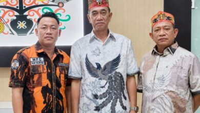 Ketua MPC PP Palangka Raya, Bush Valentino saat melayat ke kediaman Pembina MPC Pemuda Pancasila Kota Palangka Raya, Ir. Timerasi Labat menyampaikan dukacita yang mendalam atas wafatnya ibunda tercinta Ir. Timerasi Labat, Tatie Kena Laba