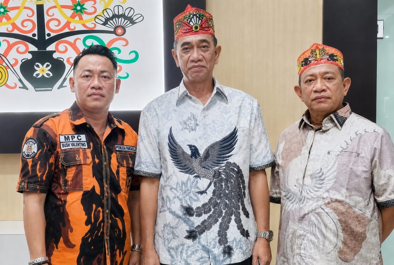 Ketua MPC PP Palangka Raya, Bush Valentino saat melayat ke kediaman Pembina MPC Pemuda Pancasila Kota Palangka Raya, Ir. Timerasi Labat menyampaikan dukacita yang mendalam atas wafatnya ibunda tercinta Ir. Timerasi Labat, Tatie Kena Laba