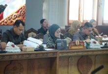 Wakil Ketua I DPRD Provinsi Kalimantan Tengah Riska Agustin, Wakil Ketua II Muhammad Ansyari dan Wakil Ketua III Junaidi saat menghadiri Rapat Banmus DPRD Kalteng bersama Tim Pemprov Kalteng
