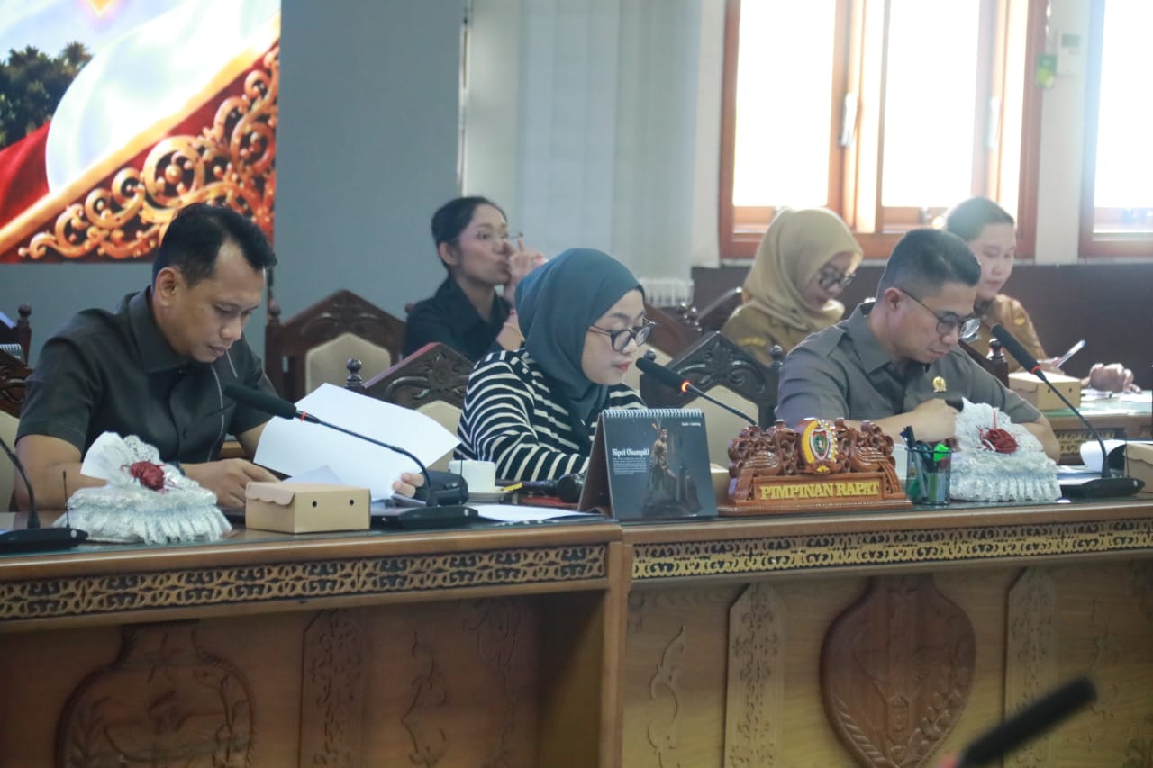 Wakil Ketua I DPRD Provinsi Kalimantan Tengah Riska Agustin, Wakil Ketua II Muhammad Ansyari dan Wakil Ketua III Junaidi saat menghadiri Rapat Banmus DPRD Kalteng bersama Tim Pemprov Kalteng