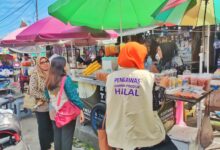 DPKUKMP bersama Kemenag Kota Palangka Raya saat melaksanakan sosialisasi program wajib halaldi sejumlah pasar tradisional.