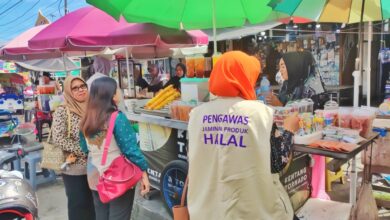DPKUKMP bersama Kemenag Kota Palangka Raya saat melaksanakan sosialisasi program wajib halaldi sejumlah pasar tradisional.