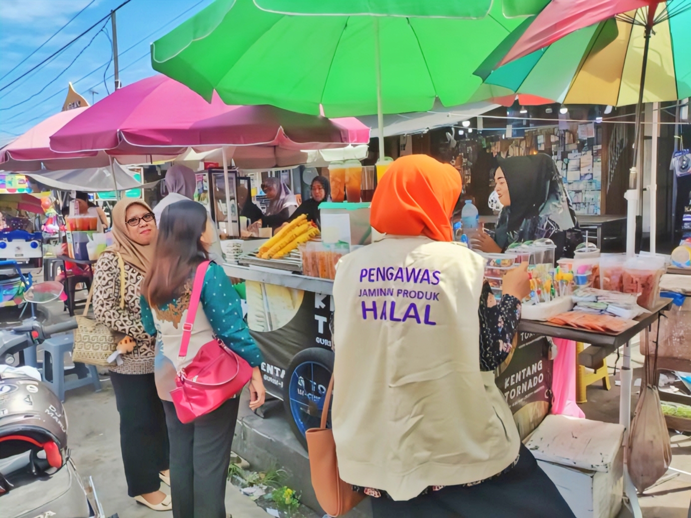 DPKUKMP bersama Kemenag Kota Palangka Raya saat melaksanakan sosialisasi program wajib halaldi sejumlah pasar tradisional.