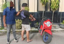Tersangka dan barang bukti saat diperlihatkan petugas kepolisian