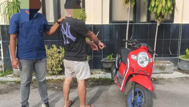 Tersangka dan barang bukti saat diperlihatkan petugas kepolisian