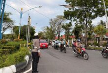 Personel Satlantas Polresta Palangka Raya saat mengurai kemacetan pagi hari di Palangka Raya