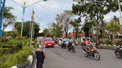 Personel Satlantas Polresta Palangka Raya saat mengurai kemacetan pagi hari di Palangka Raya