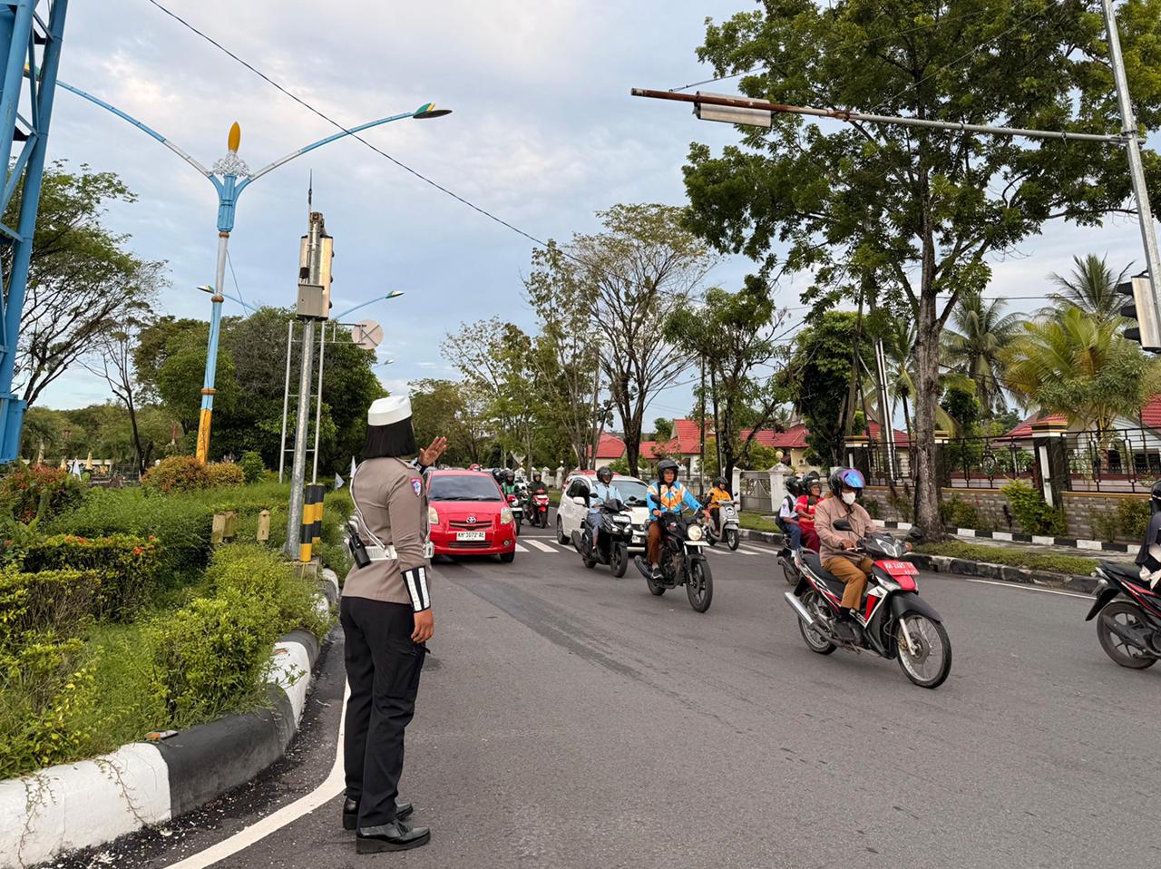 Personel Satlantas Polresta Palangka Raya saat mengurai kemacetan pagi hari di Palangka Raya