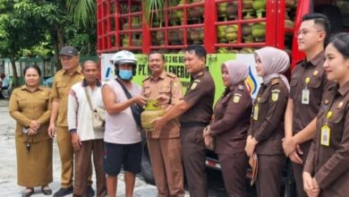 DPKUKMP Kota Palangka Raya didampingi kejaksaan Negeri saat melaksanakan operasi pasar paket sembako dan pendistribusian gas LPG 3 kilogram bersubsidi.