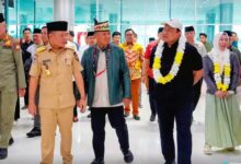 Suasana penyambutan Wakil Gubernur Kalimantan Tengah, H. Edy Pratowo beserta istri usai menunaikan ibadah haji oleh Gubernur Agustiar Sabran, di Bandara Tjilik Riwut, Palangka Raya