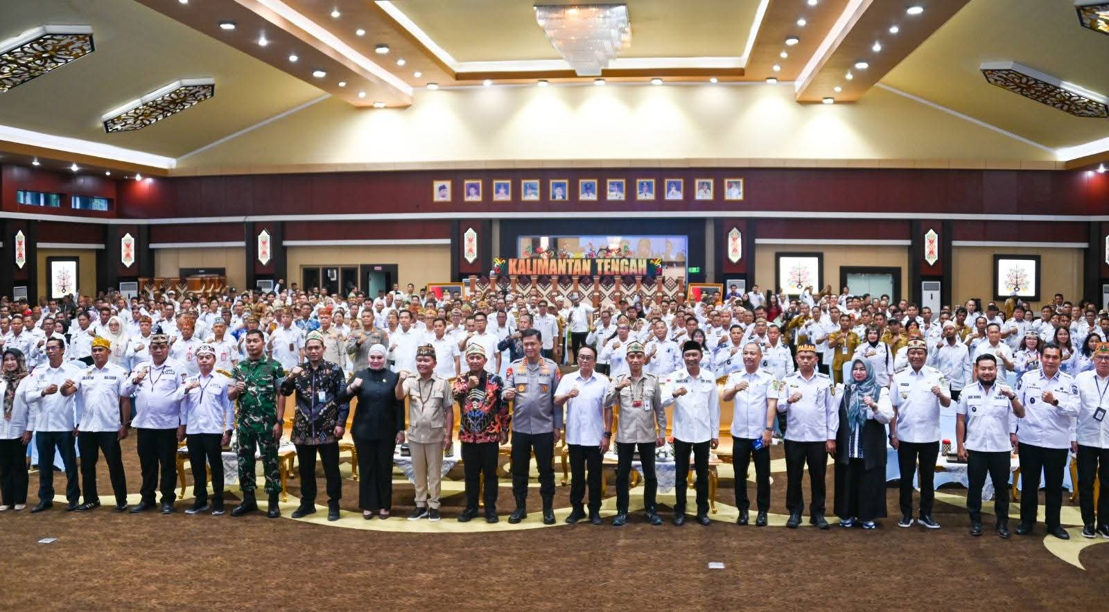 Anggota DPD RI, Asal Daerah Pemilihan Kalimantan Tengah, H. Siti Aseanti saat menghadiri kegiatan pembukaan Rakerda dan Dialog Interaktif DPD APDESI Provinsi Kalimantan Tengah Tahun 2026 di Aula Jayang Tingang, Kantor Gubernur Kalimantan Tengah