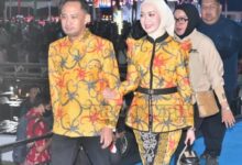 Ketua Tim Penggerak (TP) PKK Kota Palangka Raya, Avina Fairid Naparin bersama Wali Kota Palangka Raya.