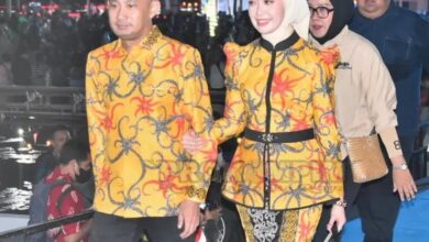 Ketua Tim Penggerak (TP) PKK Kota Palangka Raya, Avina Fairid Naparin bersama Wali Kota Palangka Raya.