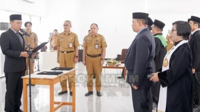 Wakil Wali Kota Achmad Zaini saat pelantikan dan mengambil sumpah/janji jabatan administrator dan jabatan pengawas di lingkungan Pemerintah Kota Palangka Raya