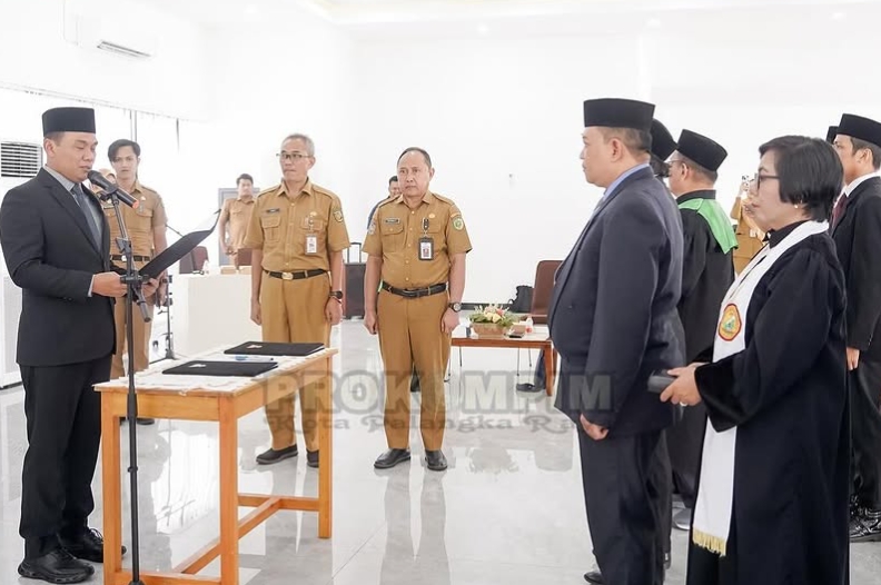 Wakil Wali Kota Achmad Zaini saat pelantikan dan mengambil sumpah/janji jabatan administrator dan jabatan pengawas di lingkungan Pemerintah Kota Palangka Raya
