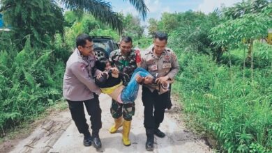 Personel Polsek Pahandut ketika mengevakuasi seorang terduga ODGJ