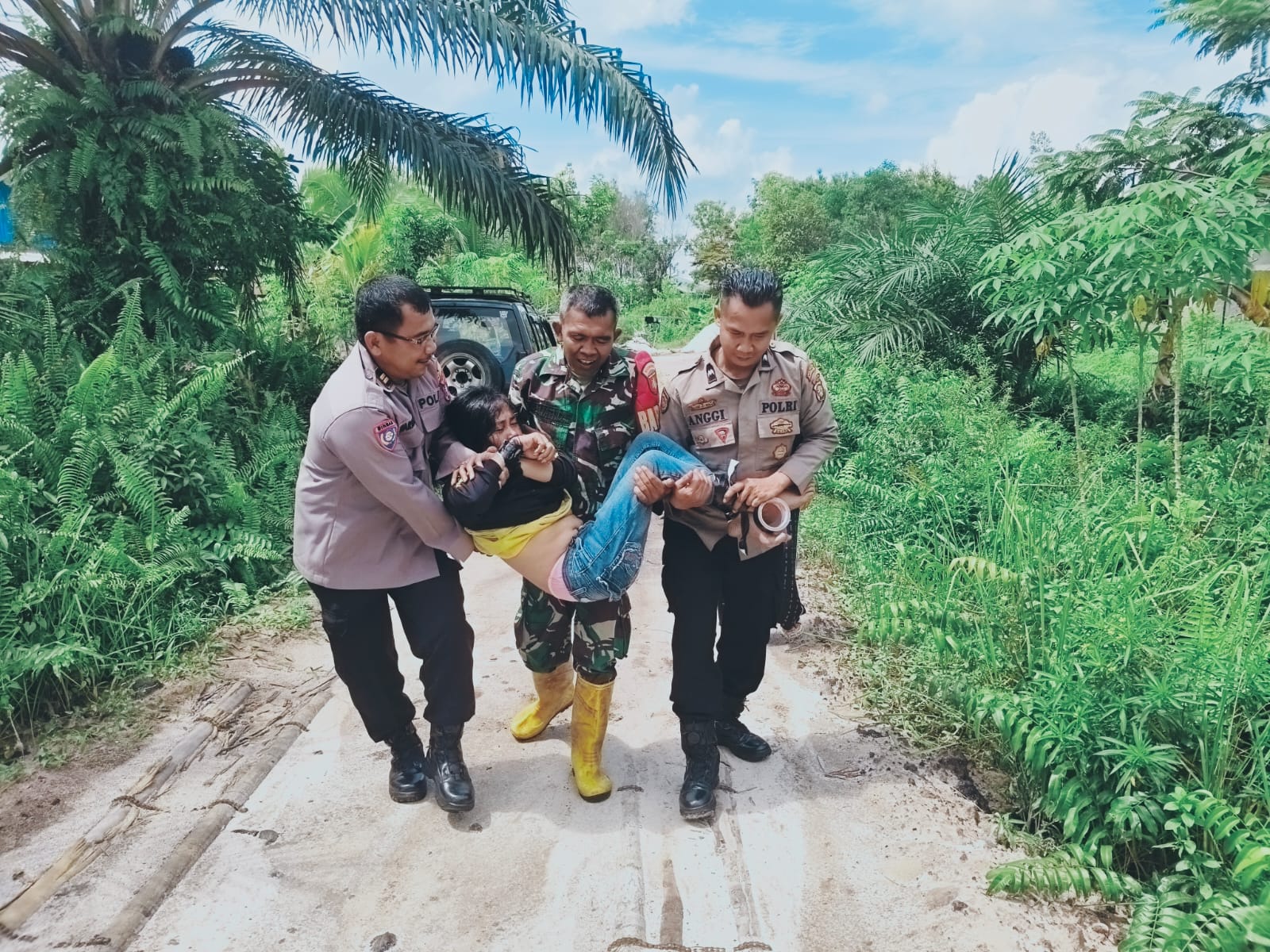 Personel Polsek Pahandut ketika mengevakuasi seorang terduga ODGJ