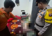 Jasad korban saat akan dievakuasi menuju rumah sakit,