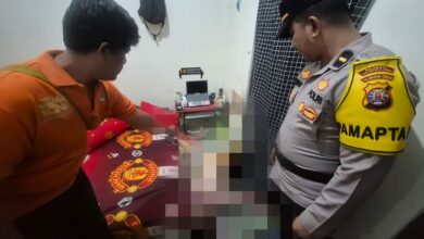 Jasad korban saat akan dievakuasi menuju rumah sakit,