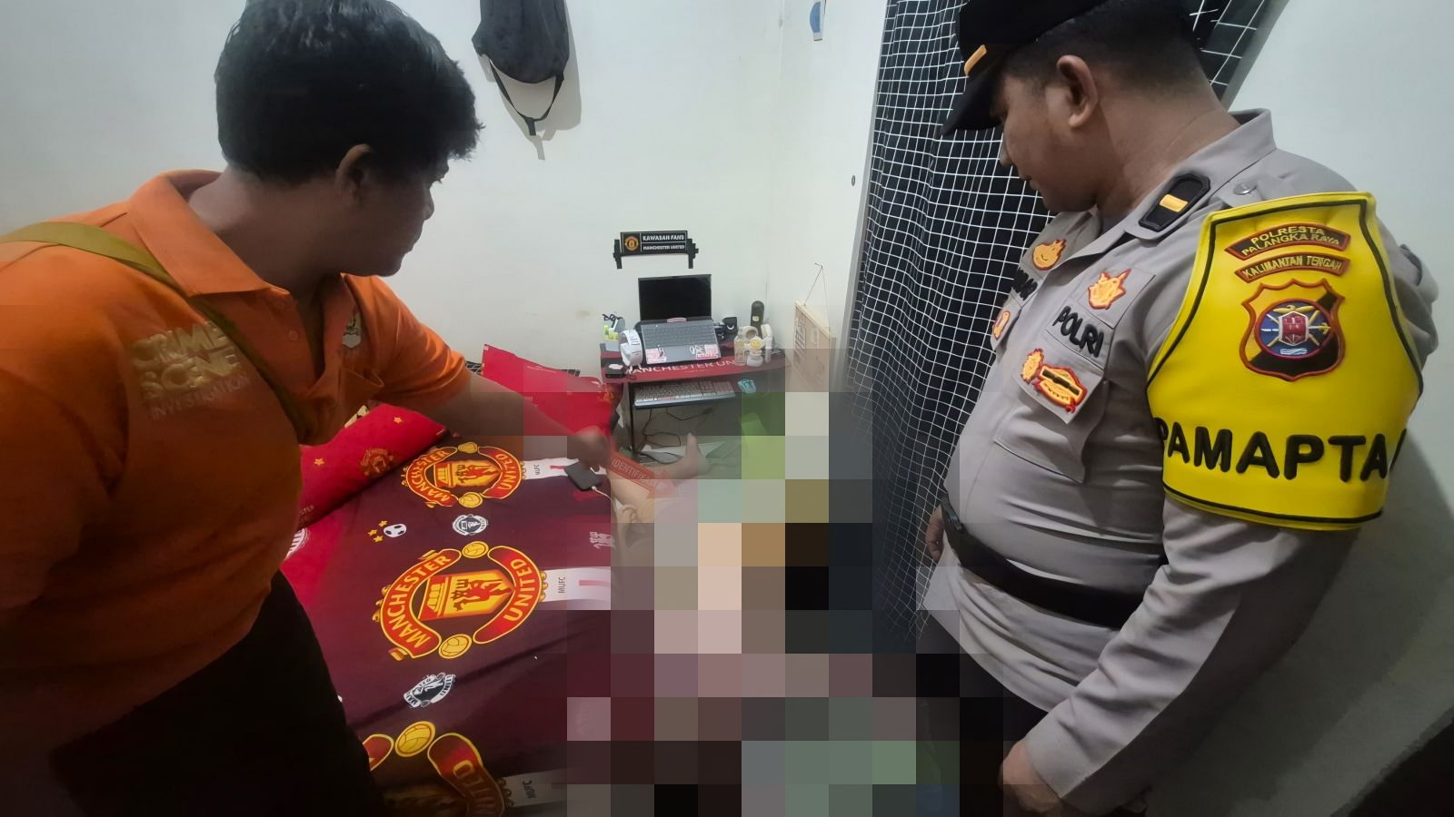 Jasad korban saat akan dievakuasi menuju rumah sakit,