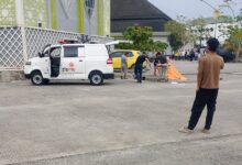 Tim relawan mengevakuasi korban usai terjatuh dari Menara Masjid Darussalam,