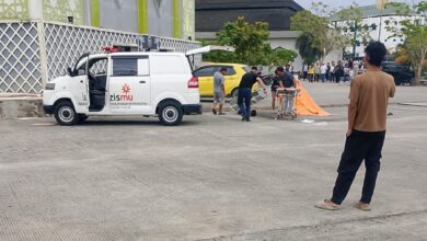 Tim relawan mengevakuasi korban usai terjatuh dari Menara Masjid Darussalam,