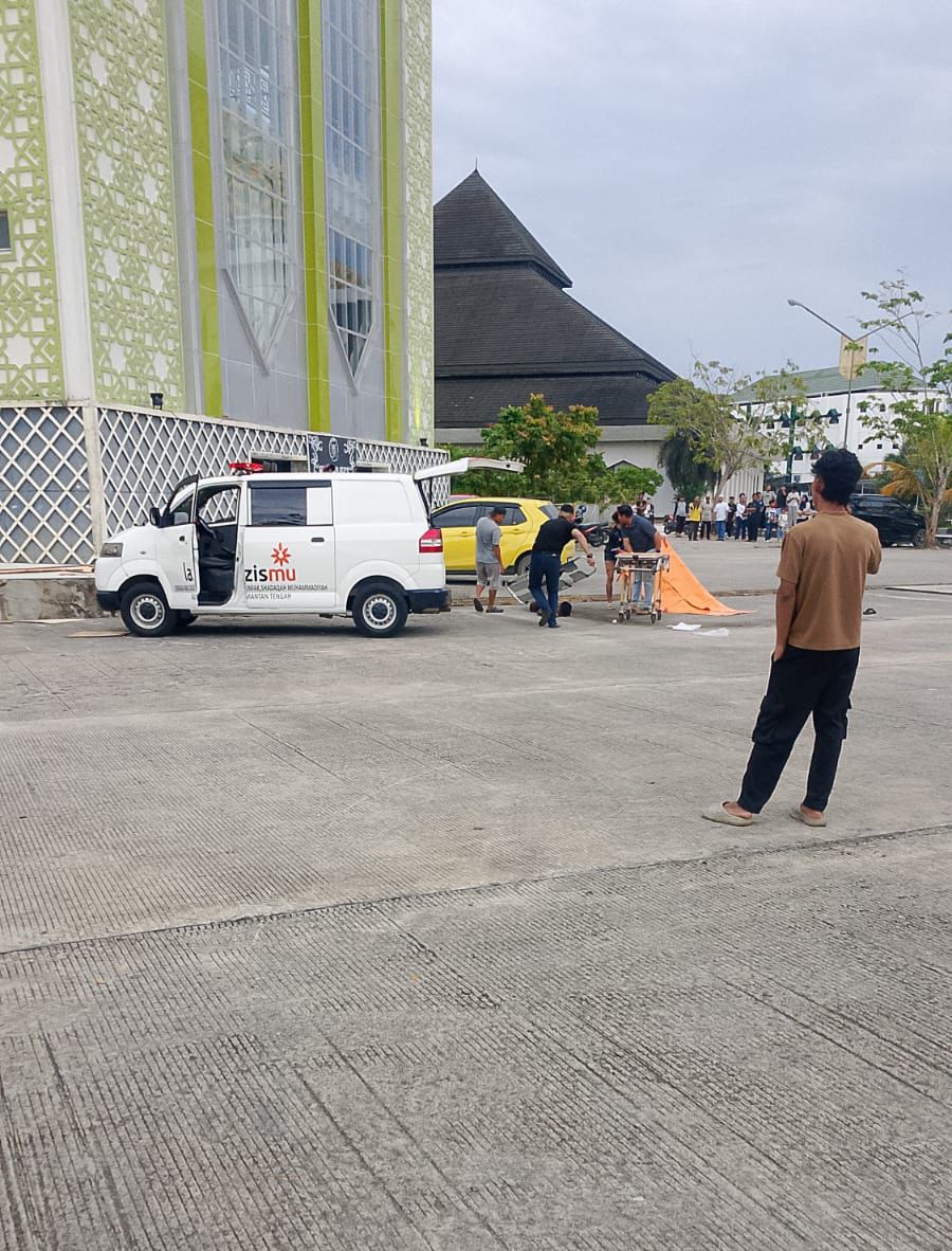 Tim relawan mengevakuasi korban usai terjatuh dari Menara Masjid Darussalam,