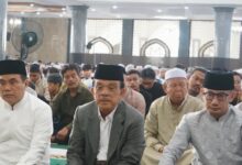 Wali Kota Palangka Raya Fairid Naparin (kanan) bersama Wakil Wali Kota Achmad Zaini (kiri) saat salat Iduladha 1447 Η, di Masjid Kubah Kecubung Darurrahman Palangka Raya
