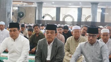 Wali Kota Palangka Raya Fairid Naparin (kanan) bersama Wakil Wali Kota Achmad Zaini (kiri) saat salat Iduladha 1447 Η, di Masjid Kubah Kecubung Darurrahman Palangka Raya