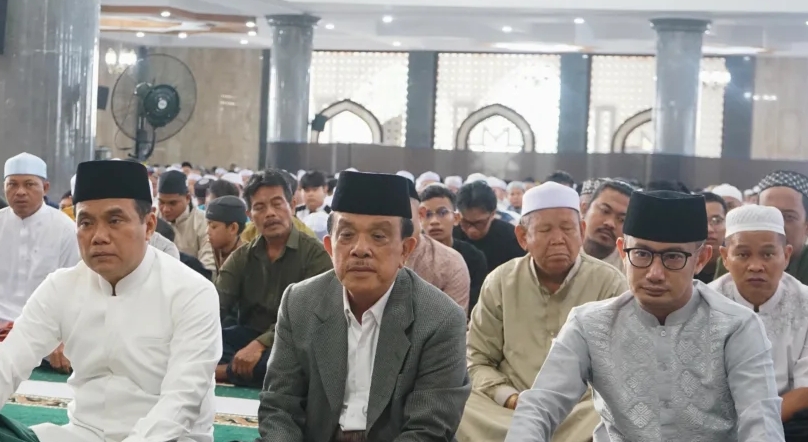 Wali Kota Palangka Raya Fairid Naparin (kanan) bersama Wakil Wali Kota Achmad Zaini (kiri) saat salat Iduladha 1447 Η, di Masjid Kubah Kecubung Darurrahman Palangka Raya
