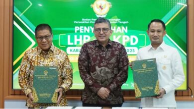 Wali Kota Palangka Raya, Fairid Naparin saat menerima Opini WTO yang diserahkan oleh Kepala BPK RI Perwakilan Provinsi Kalimantan Tengah, Dodik Achmad Akbar.