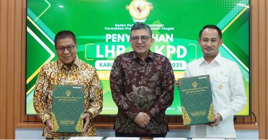 Wali Kota Palangka Raya, Fairid Naparin saat menerima Opini WTO yang diserahkan oleh Kepala BPK RI Perwakilan Provinsi Kalimantan Tengah, Dodik Achmad Akbar.
