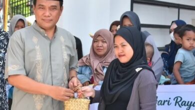 Wakil Wali Kota Palangka Raya, Achmad Zaini, saat menyalurkan bantuan daging kurban di Masjid Al-Farid