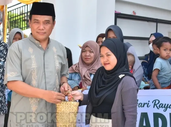 Wakil Wali Kota Palangka Raya, Achmad Zaini, saat menyalurkan bantuan daging kurban di Masjid Al-Farid