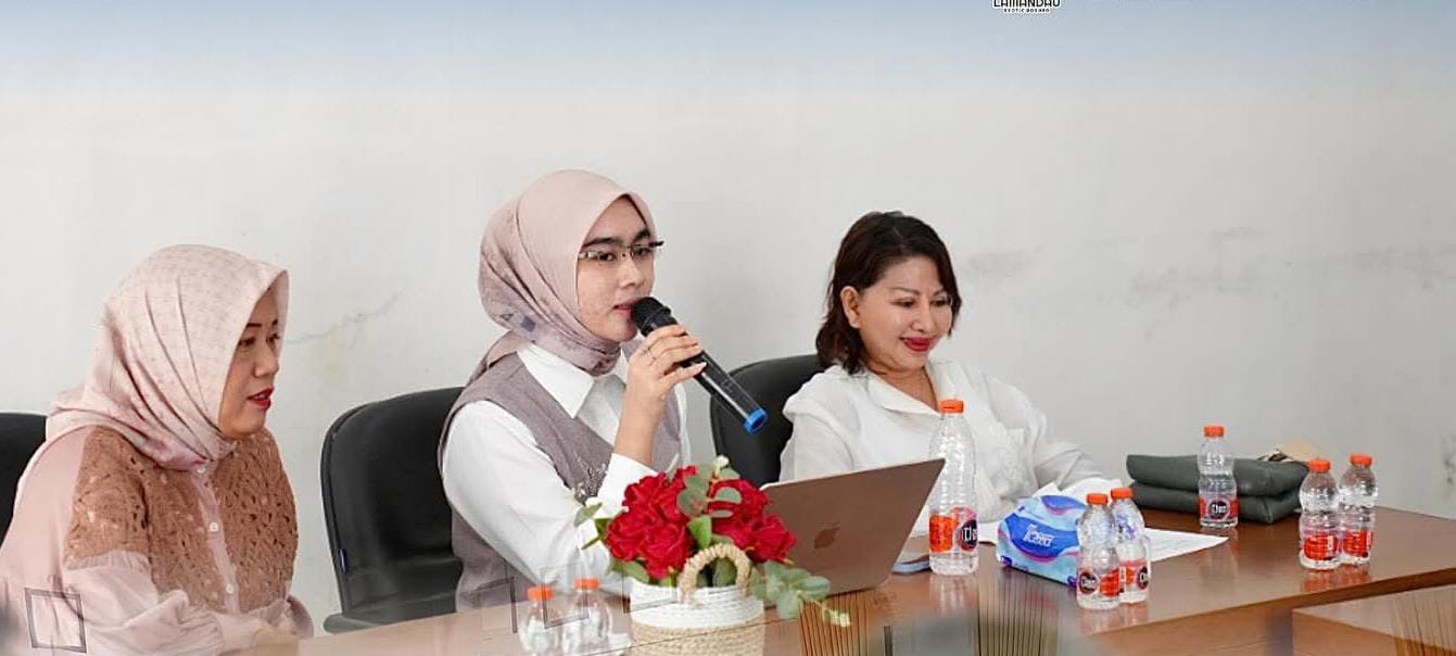 Ketua TP PKK Kabupaten Lamandau, Ny. Norol Latifah saat memimpin rapat.