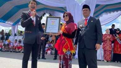 Bupati Lamandau, Rizky Aditya Putra. Mendampingi Ketua Bunda PAUD Kabupaten Lamandau, Norol Latifah. Menerima penghargaan Rekor MURI, di Bundaran Rusa Kota Nanga Bulik