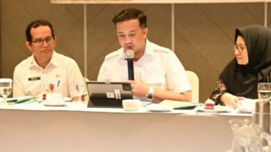 Bupati Lamandau Rizky Aditya Putra, disela-sela kegiatannya saat memimpin rapat High Level Meeting II Upaya Pengentasan Kemiskinan melalui Perlindungan Sosial Ketenagakerjaan, di Hotel Mercure Pangkalan Bun.