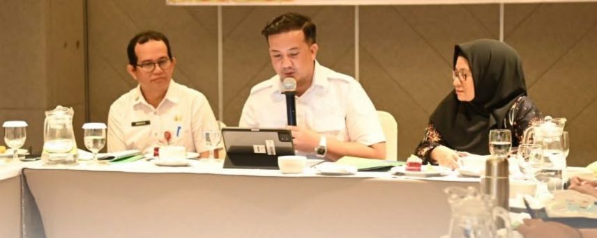 Bupati Lamandau Rizky Aditya Putra, disela-sela kegiatannya saat memimpin rapat High Level Meeting II Upaya Pengentasan Kemiskinan melalui Perlindungan Sosial Ketenagakerjaan, di Hotel Mercure Pangkalan Bun.
