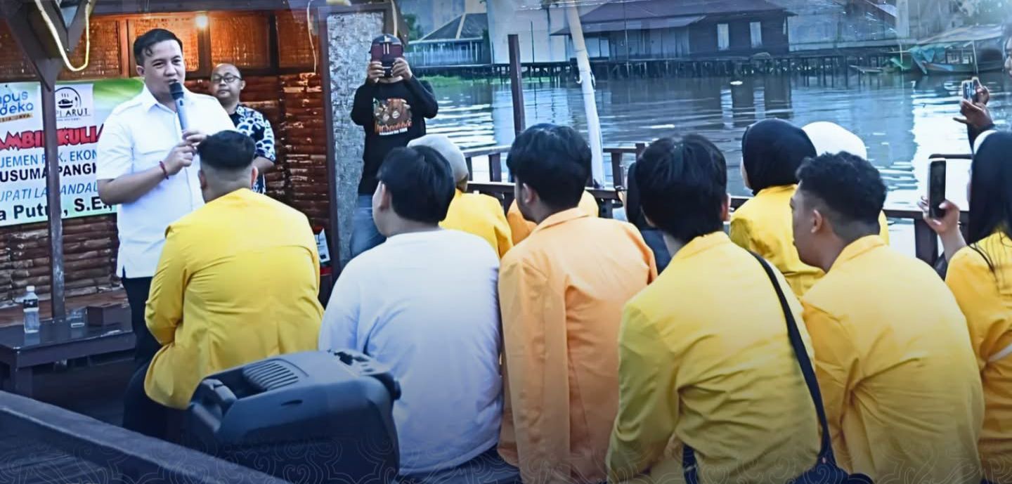 Bupati Lamandau Rizky Aditya Putra, saat menjadi Narasumber dalam kegiatan Nongki Sambil Kuliah Bersama Mahasiswa Universitas Antakusuma Pangkalan Bun.