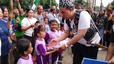 Bupati Lamandau Rizky Aditya Putra, disela-sela kegiatannya saat menyalurkan program seragam sekolah gratis kepada perwakilan pelajar.