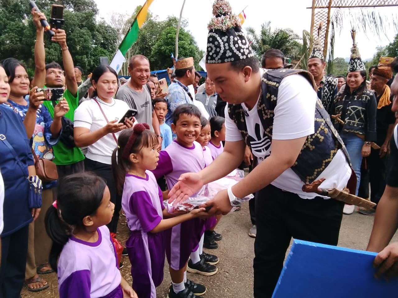 Bupati Lamandau Rizky Aditya Putra, disela-sela kegiatannya saat menyalurkan program seragam sekolah gratis kepada perwakilan pelajar.