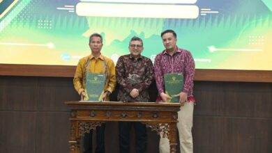 Bupati Lamandau Rizky Aditya Putra saat menerima opini WTP dari BPK RI Perwakilan Kalteng, di Aula BPK RI Palangka Raya.