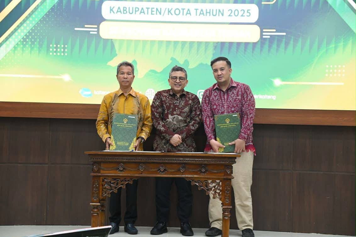 Bupati Lamandau Rizky Aditya Putra saat menerima opini WTP dari BPK RI Perwakilan Kalteng, di Aula BPK RI Palangka Raya.