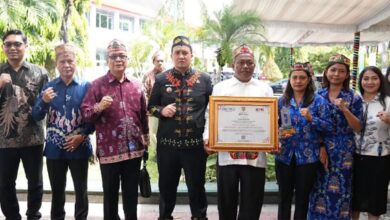 Bupati Lamandau Rizky Aditya Putra foto bersama usai penyerahan piagam penghargaan kepada Pemdes Beruta.