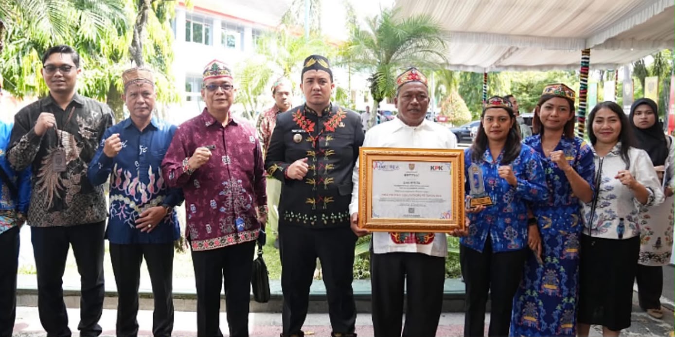 Bupati Lamandau Rizky Aditya Putra foto bersama usai penyerahan piagam penghargaan kepada Pemdes Beruta.