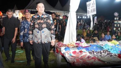 Bupati Lamandau Rizky Aditya Putra, disela-sela menghadiri peringatan Hari Jadi ke 21 Kecamatan Menthobi Raya.